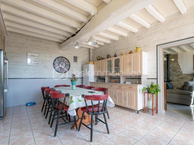 magnifique longère du 19ème siècle avec ses garages et son très beau jardin clos et arboré !