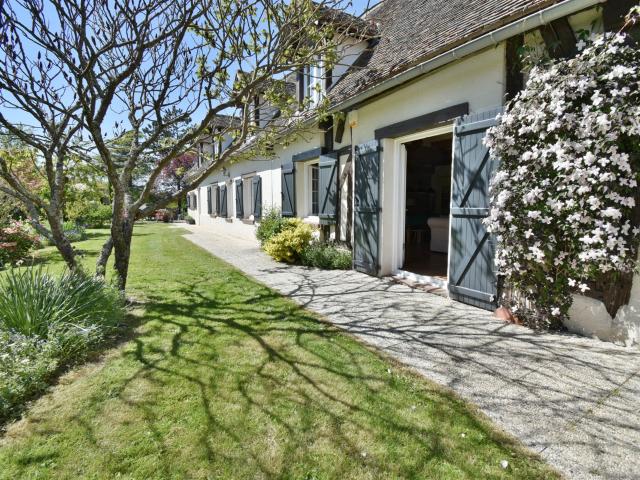 Magnifique Proprieté 6 Chambres 234m² Frazé