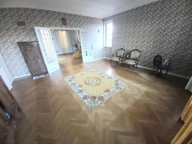 MAGNIFIQUE PROPRIETE A RENOVER AVEC MAISON EN PIERRE DE 227 M2 HABITABLE SUR UNE PARCELLE DE 3000 M2 AVEC DOUBLE GARAGE