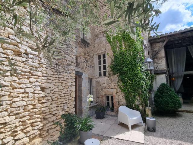 Magnifique Propriété au Cœur d'un village emblématique et d’. 400m² Montcuq