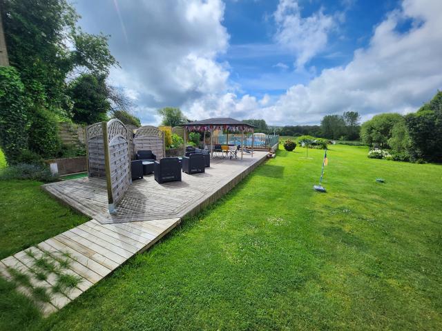 MAGNIFIQUE PROPRIETE AVEC DEUX GITES, PISCINE ET DEPENDANCES