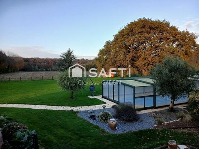 Magnifique propriété avec longère rénovée avec 3 chambres, piscine couverte, 16 hectares de terrain dont bois