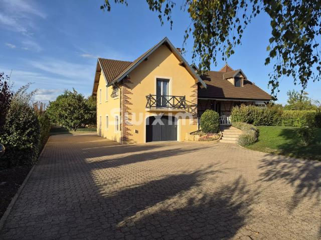 Magnifique propriété avec piscine à Feillens, 245 m² 245m² Feillens