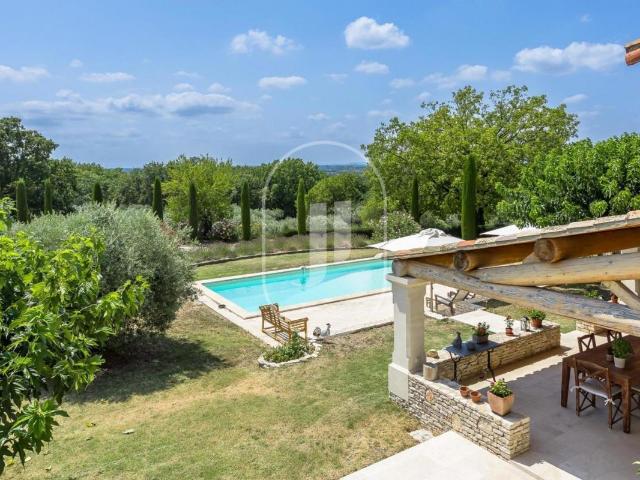 Magnifique propriété avec piscine et dépendance proche de L'. 261m² Lagnes