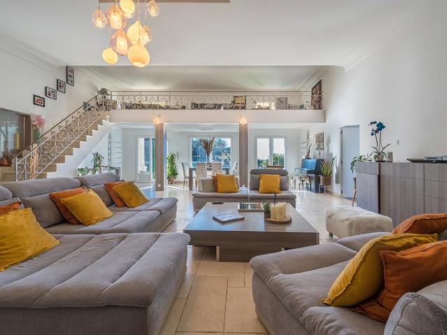 Magnifique propriété avec vue à 360° Piscine Jardin + 2 appartements annexes