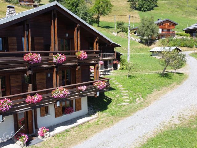 MAGNIFIQUE PROPRIÉTÉ CHALET DE 5 APPARTEMENTS INDÉPENDANTS 286 M2