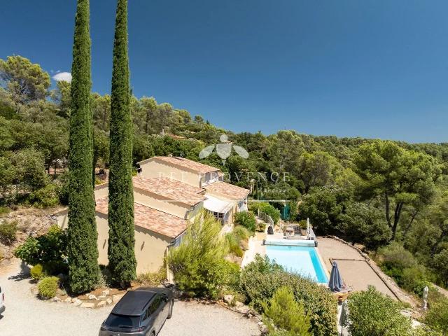 Opportunité rare: magnifique villa avec cinq suites et vue pano