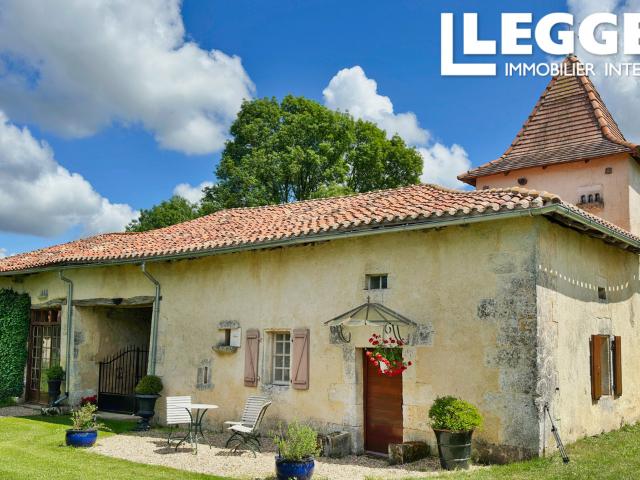 Magnifique propriété du XVIe siècle avec maison principale, gîte, piscine, cour intérieé ecuries et grange