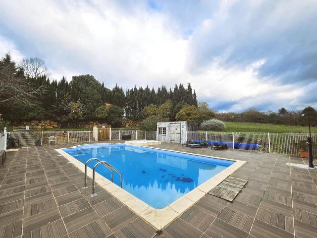 Magnifique propriété en pierre comprenant 2 maisons, un stud. 289m² Lalinde