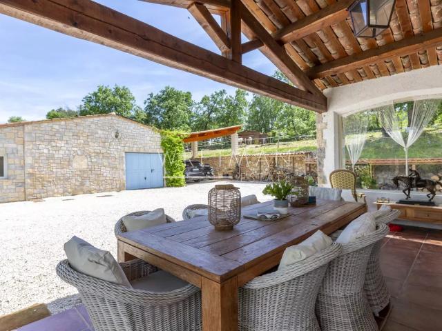 Magnifique propriété en pierre avec vue et des écuries Fay. m² Fayence