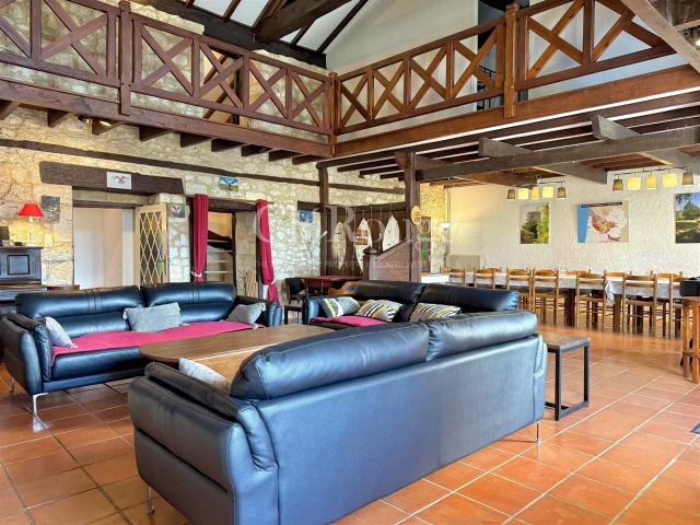 Magnifique propriété en pierre offrant 8 chambres et un gîte. 420m² Duras