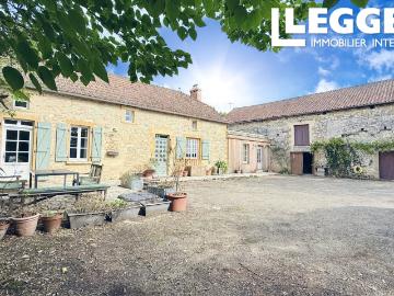 Magnifique propriété en pierre récemment rénovée, deux granges, dans le Périgord Noir, à proximité de Sarlat