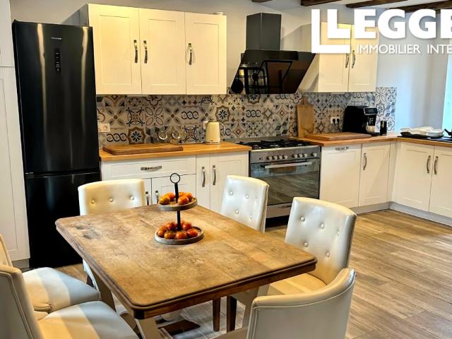 OFFRE ACCEPTÉ Magnifique propriété en pierre rénovée avec deux gîtes. Piscine naturelle, granges