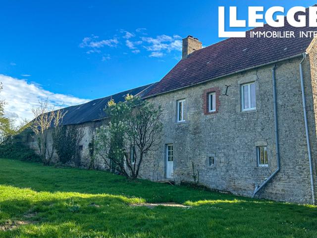 SOUS OFFRE*Magnifique propriété indépendante en pierre, 4 chambres,, à 20 minutes de la côte