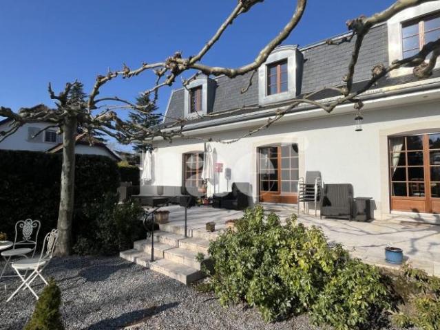 Magnifique propriété individuelle avec dépendances et un beau jardin arboré avec jacuzzi