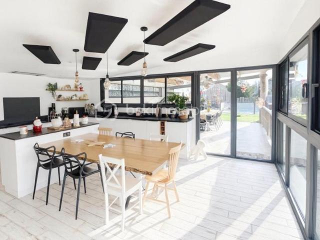 Magnifique propriété style loft de 293 m² sur un terrain de 1 360 m² à Lons