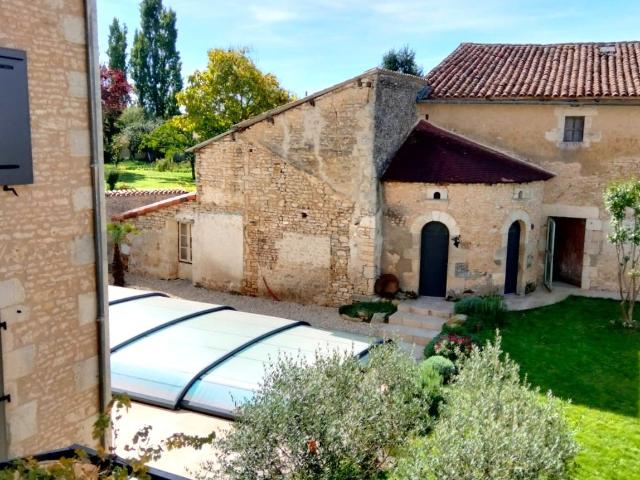 Magnifique Résidence Rustique en Pierre Rénovée, 7 Chambres. 287m² Usson du Poitou