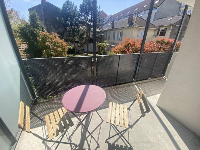 MAGNIFIQUE T2 MEUBLE AVEC TERRASSE ET GARAGE