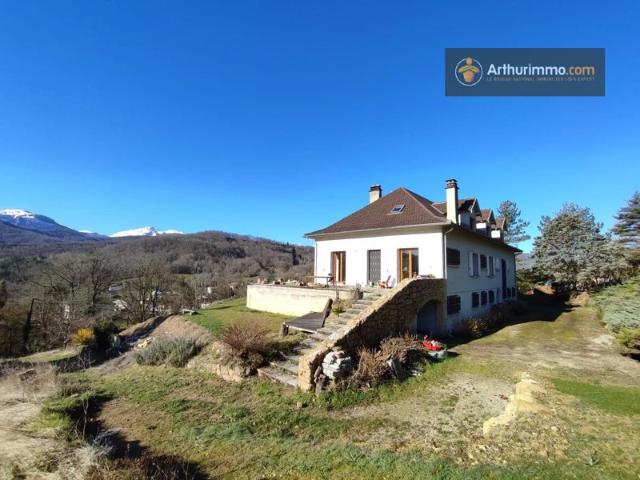 Magnifique vue sur les montagnes pour cette propriété sur 6200m² de terrain