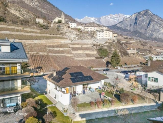 Magnifique villa avec jardin, offrant une configuration idéale pour deux unités