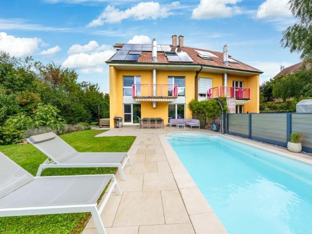 Magnifique villa d'architecte de 7.5 pièces avec piscine chauffée et jacuzzi à 5 minutes de Payerne