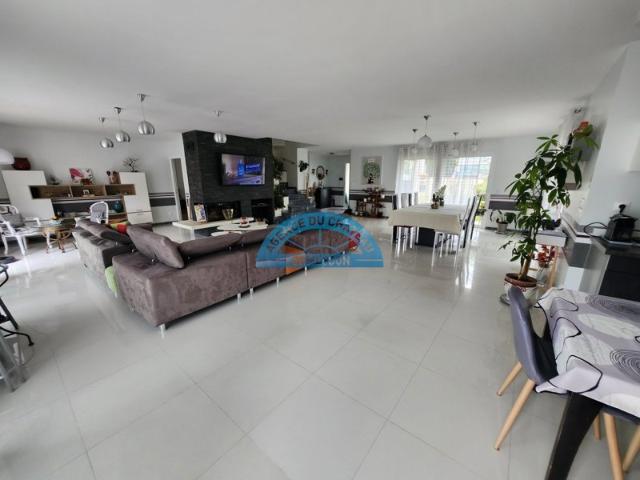 Magnifique villa de 240 M² sur terrain de 775 m² Avec dép
