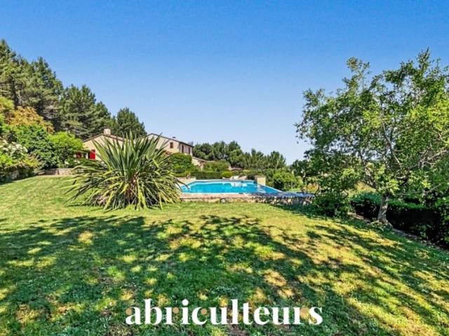 Splendide villa de 296 m² avec piscine, sauna, spa, terrain de 1,2 ha et vue exceptionnelle à Rognes 13840
