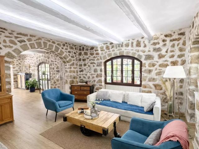 MAGNIFIQUE VILLA EN PIERRE A PROXIMITE DE LA TURBIE