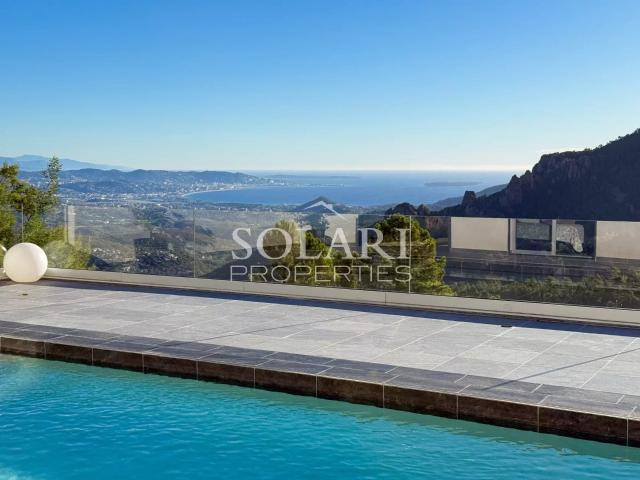 Villa avec piscine offrant une magnifique vue panoramique su. 245m² Mandelieu la Napoule