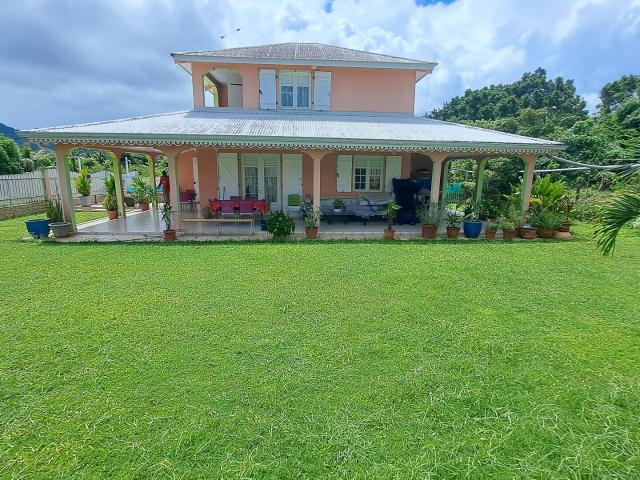 Magnifique villa T5 avec Piscine et double garage au Lamentin
