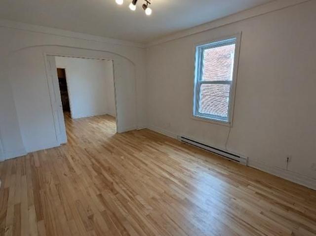 Magnifique 2 Chambre + Salle à mangé avec cachet – St Sacrement – 1250$/mois Internet & Stationnement inclus