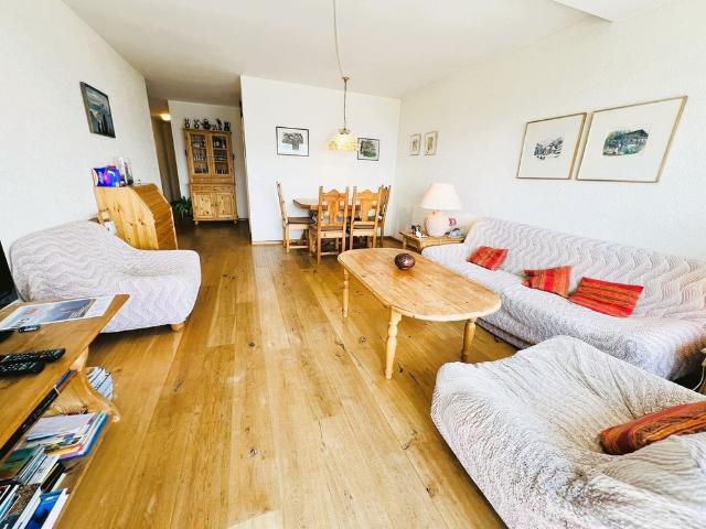 Magnifique 3.5 Zimmer Wohnung renoviert Geräumig & hell Superb Blick Gut gelegen Ruhige Lage
