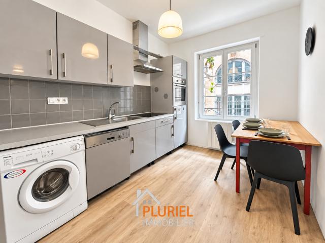 Magnifique 3 pièces 57.5m² meublé en hyper centre de Strasbourg Joli studio de 30,37m² quartier Saint Florent à Strasbourg Magnifique studio meublé en centre ville de Strasbourg JOLI STUDIO MEUBLÉ DE 17M² À LA KRUTENAU