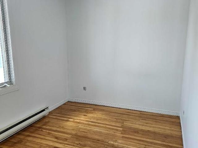 Magnifique 3½ rénové – Stationnement inclus – Disponible maintenant! Beautifully Renovated 3½ Apartment – Parking Included – Available Now!