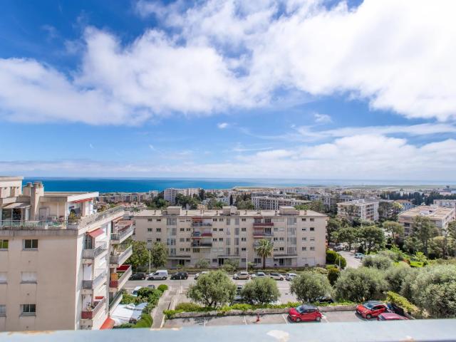 Magnifique 4 pièces de 103 m² avec terrasse et vue mer panor. 102m² Nice