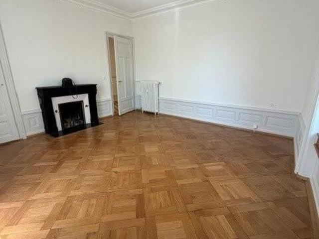 Magnifique 5 pièces avec moulures et cheminée décorative