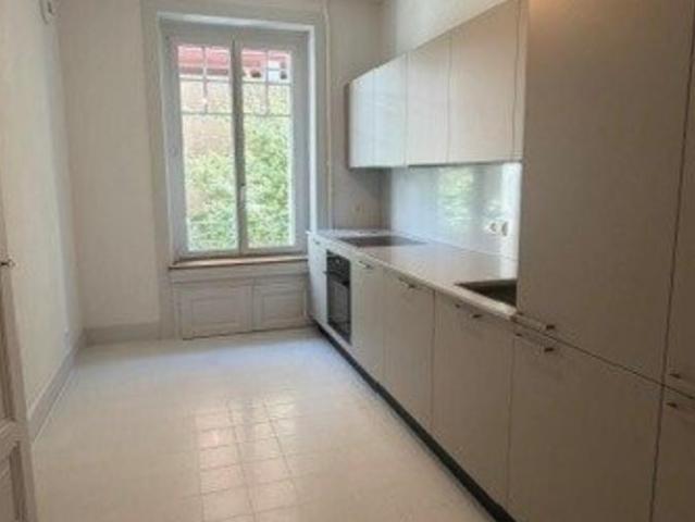 Magnifique 5 pièces avec moulures et cheminée décorative