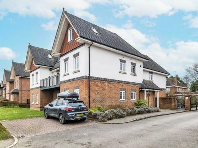 Magnolia Drive, Banstead 2 bed apartment to rent £1,800 pcm £415 pw