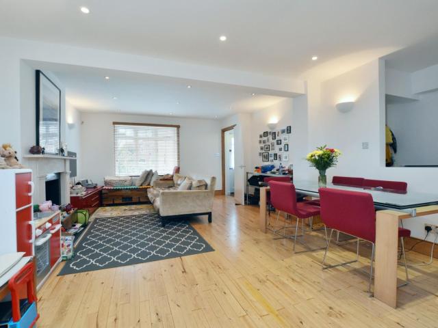 Magnolia Road, Grove Park, W4