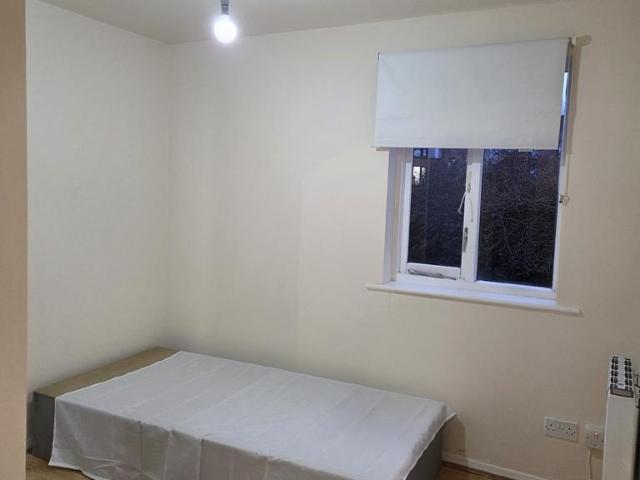 Magpie Close, Enfield EN1 1 bed flat to rent £1,450 pcm £335 pw