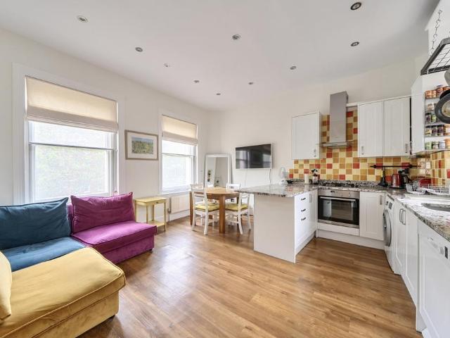 Maida Vale London W9 2 bed flat to rent £4,650 pcm £1,073 pw
