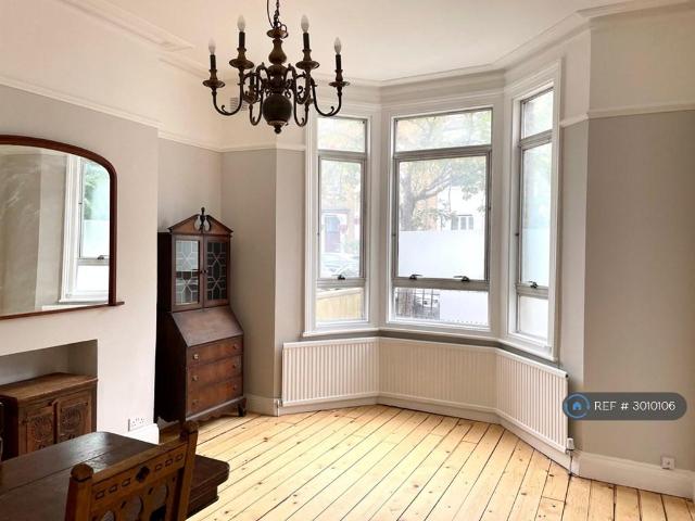 Maida Hill, London, W9 2 bed flat to rent £2,600 pcm £600 pw