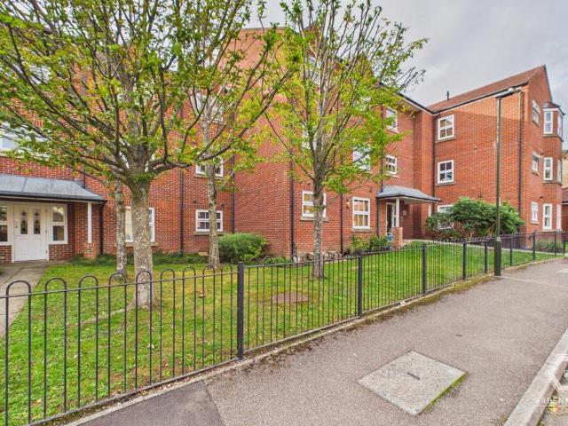 Maidenbower, Crawley, RH10 2 bed apartment to rent £1,400 pcm £323 pw
