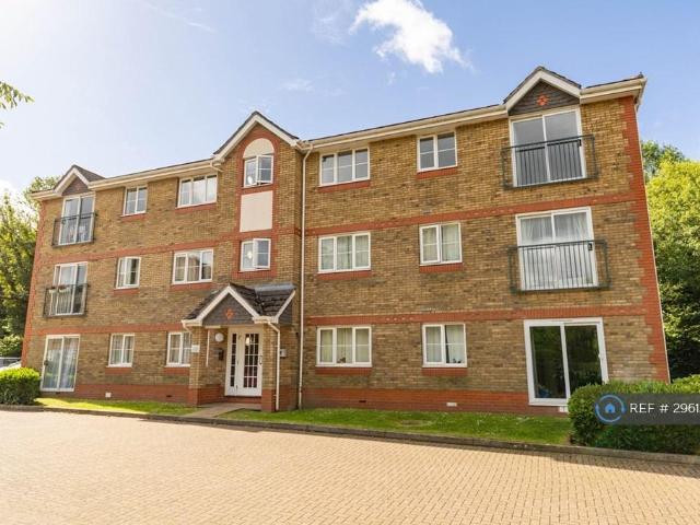 Maidenbower, Crawley, RH10 2 bed flat to rent £1,550 pcm £358 pw
