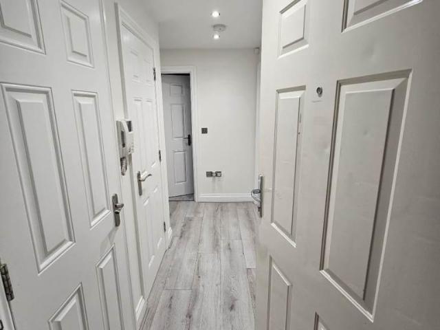 Maidenhead, Berkshire, Slough, SL6 2 bed flat to rent £1,750 pcm £404 pw