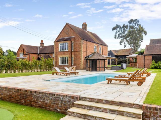 Maidenhead Road, Moss End, Warfield. 5 bed detached house to rent £8,500 pcm £1,962 pw