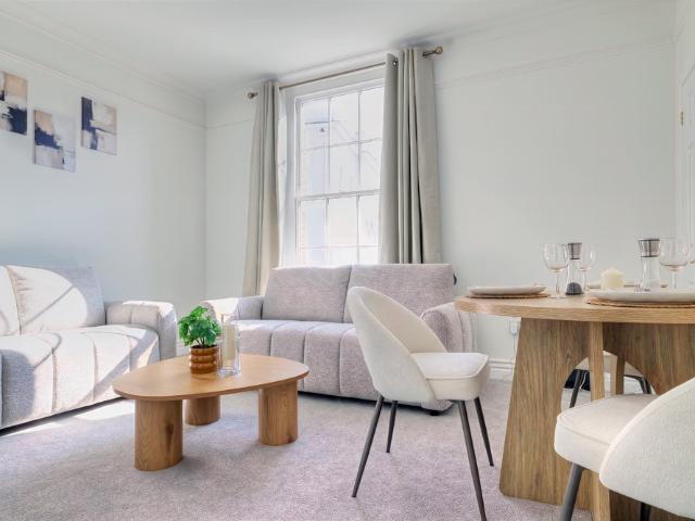 Maidstone 2 Bed Apartment | Sleeps 5 | Parking, Fa