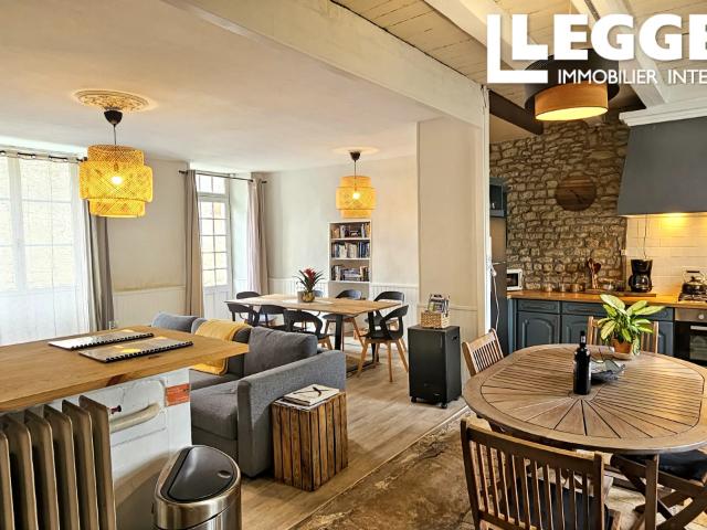 Maillezais: maison en pierre 172 m², 4 chambres, garage, dépendances et puits sur un terrain clos de 791 m²