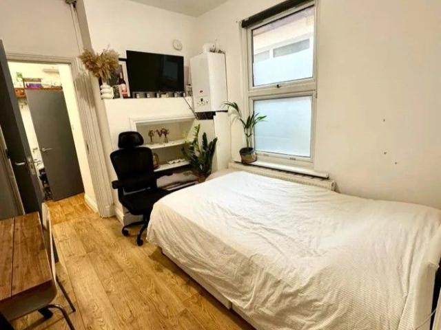 Main Avenue, Enfield EN1, Studio to rent, £1,100 pcm | PrimeLocation