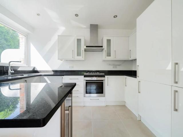 Main Avenue, Moor Park HA6, 3 bed flat to rent, £2,600 pcm | PrimeLocation